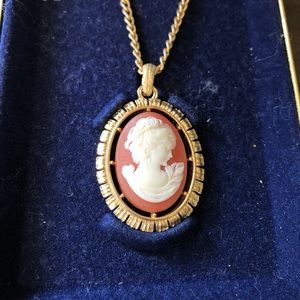 Vintage Avon 1974 Reversible Cameo Pendant Necklace in Original Box